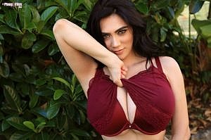 Luna Amor Busty Natural Babe Strips Outdoors for Pinup Files